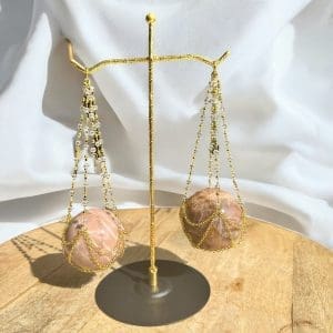 Alternative view of Metalen bolhouder - weegschaal - Goud