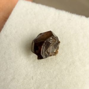 Irisiderende Andradiet kristal - 1