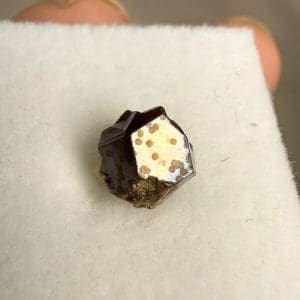 Alternative view of Irisiderende Andradiet kristal - 1