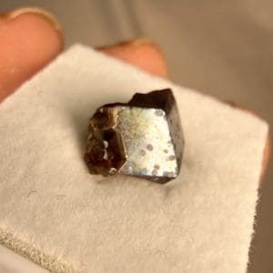 Alternative view of Irisiderende Andradiet kristal - 2