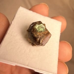 Alternative view of Irisiderende Andradiet kristal - 5