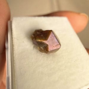 Alternative view of Irisiderende Andradiet kristal - 7