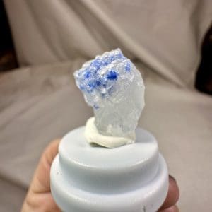 Naald Dumortiriet in kwarts in stolp - 1