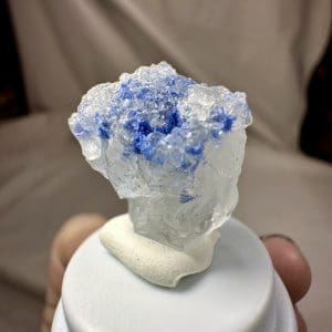 Alternative view of Naald Dumortiriet in kwarts in stolp - 1