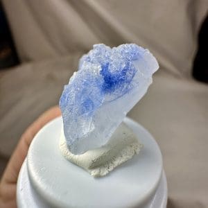 Alternative view of Naald Dumortiriet in kwarts in stolp - 3