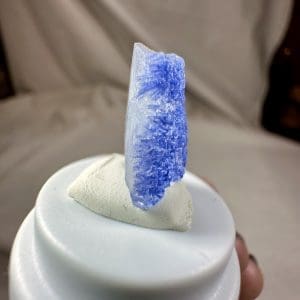 Alternative view of Naald Dumortiriet in kwarts in stolp - 5