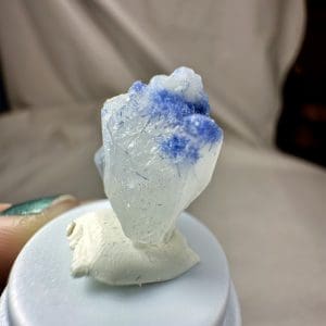 Alternative view of Naald Dumortiriet in kwarts in stolp - 6