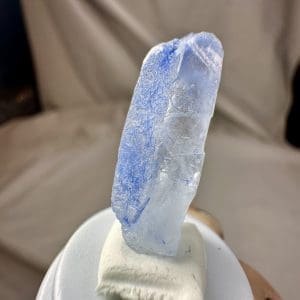 Alternative view of Naald Dumortiriet in kwarts in stolp - 7