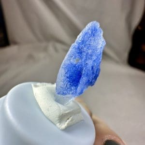 Alternative view of Naald Dumortiriet in kwarts in stolp - 8