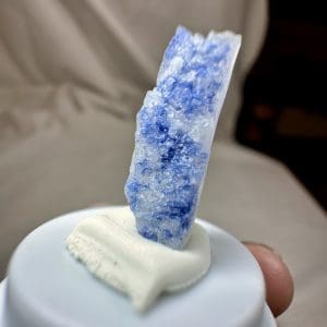 Alternative view of Naald Dumortiriet in kwarts in stolp - 9