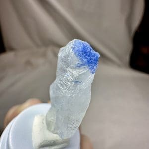 Alternative view of Naald Dumortiriet in kwarts in stolp - 10