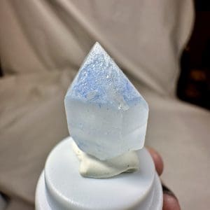 Naald Dumortiriet in kwarts in stolp - 11