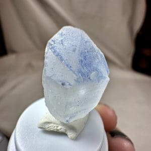 Alternative view of Naald Dumortiriet in kwarts in stolp - 11