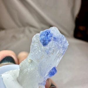 Alternative view of Naald Dumortiriet in kwarts in stolp - 12