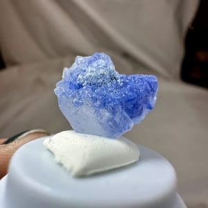 Alternative view of Naald Dumortiriet in kwarts in stolp - 13