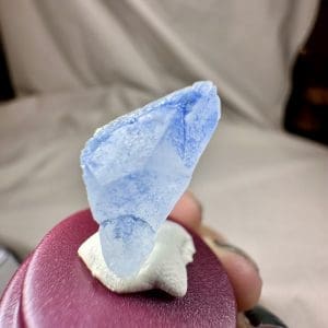 Alternative view of Naald Dumortiriet in kwarts in stolp - 18