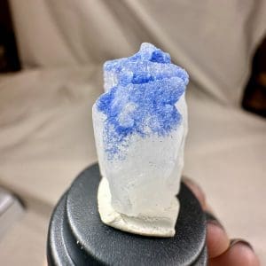 Alternative view of Naald Dumortiriet in kwarts in stolp - 28