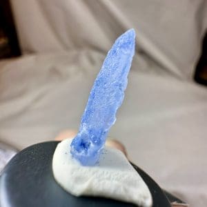 Alternative view of Naald Dumortiriet in kwarts in stolp - 29