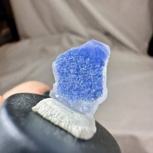 Alternative view of Naald Dumortiriet in kwarts in stolp - 32