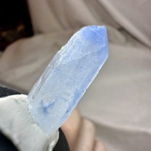 Alternative view of Naald Dumortiriet in kwarts in stolp - 33