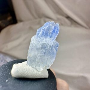 Naald Dumortiriet in kwarts in stolp - 34