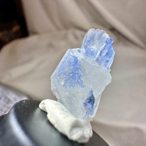 Alternative view of Naald Dumortiriet in kwarts in stolp - 34