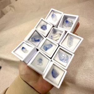 Alternative view of Naald Dumortiriet in kwarts in vensterdoosje - Random Pick!