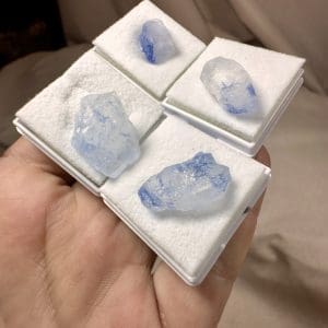 Naald Dumortiriet in kwarts in vensterdoosje - Random Pick!