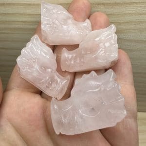 Alternative view of Rozenkwarts carving - Draakje - Random pick