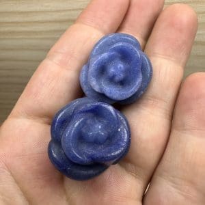 Alternative view of Blauwe kwarts carving - Roosje - Random pick