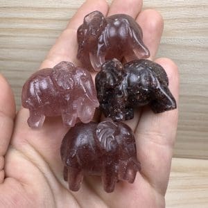 Alternative view of Aardbeienkwarts carving - Olifantje - Random pick