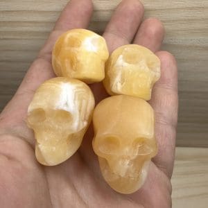 Alternative view of Gele Calciet carving - Skull - Random pick