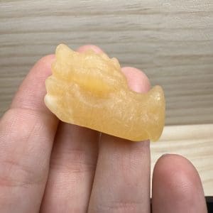 Gele Calciet carving - Draakje - Random pick