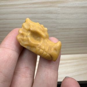 Gele Calciet carving - Donker draakje - Random pick