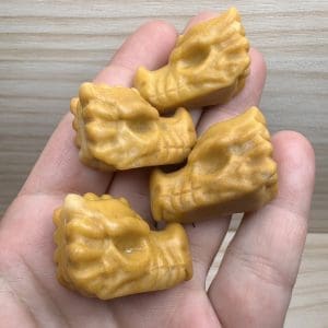 Alternative view of Gele Calciet carving - Donker draakje - Random pick