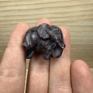 Eudialiet in Arfvedsoniet carving - Olifantje - Random pick