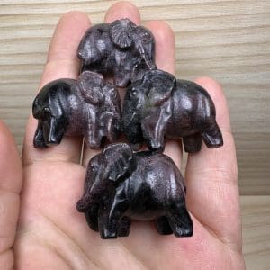 Alternative view of Eudialiet in Arfvedsoniet carving - Olifantje - Random pick