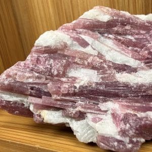 Alternative view of Rubelliet op kwarts cluster - 1