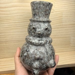 Carving 37 - XL Sneeuwpop van Syeniet met Sodaliet (UV REACTIEF)