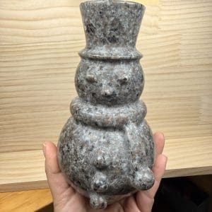 Carving 38 - XL Sneeuwpop van Syeniet met Sodaliet (UV REACTIEF)