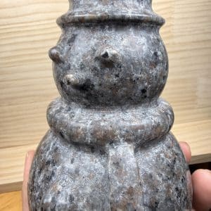 Alternative view of Carving 38 - XL Sneeuwpop van Syeniet met Sodaliet (UV REACTIEF)