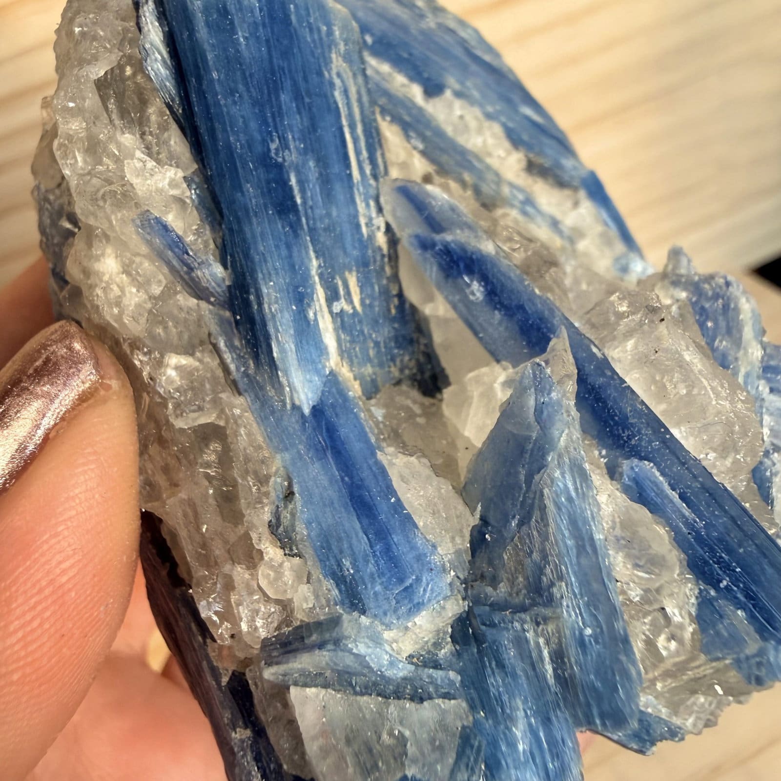 Kyaniet in kwarts cluster - 6 - Afbeelding 2