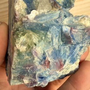 Alternative view of Kyaniet in kwarts cluster - 7