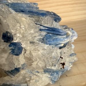 Alternative view of Kyaniet in kwarts cluster - 8