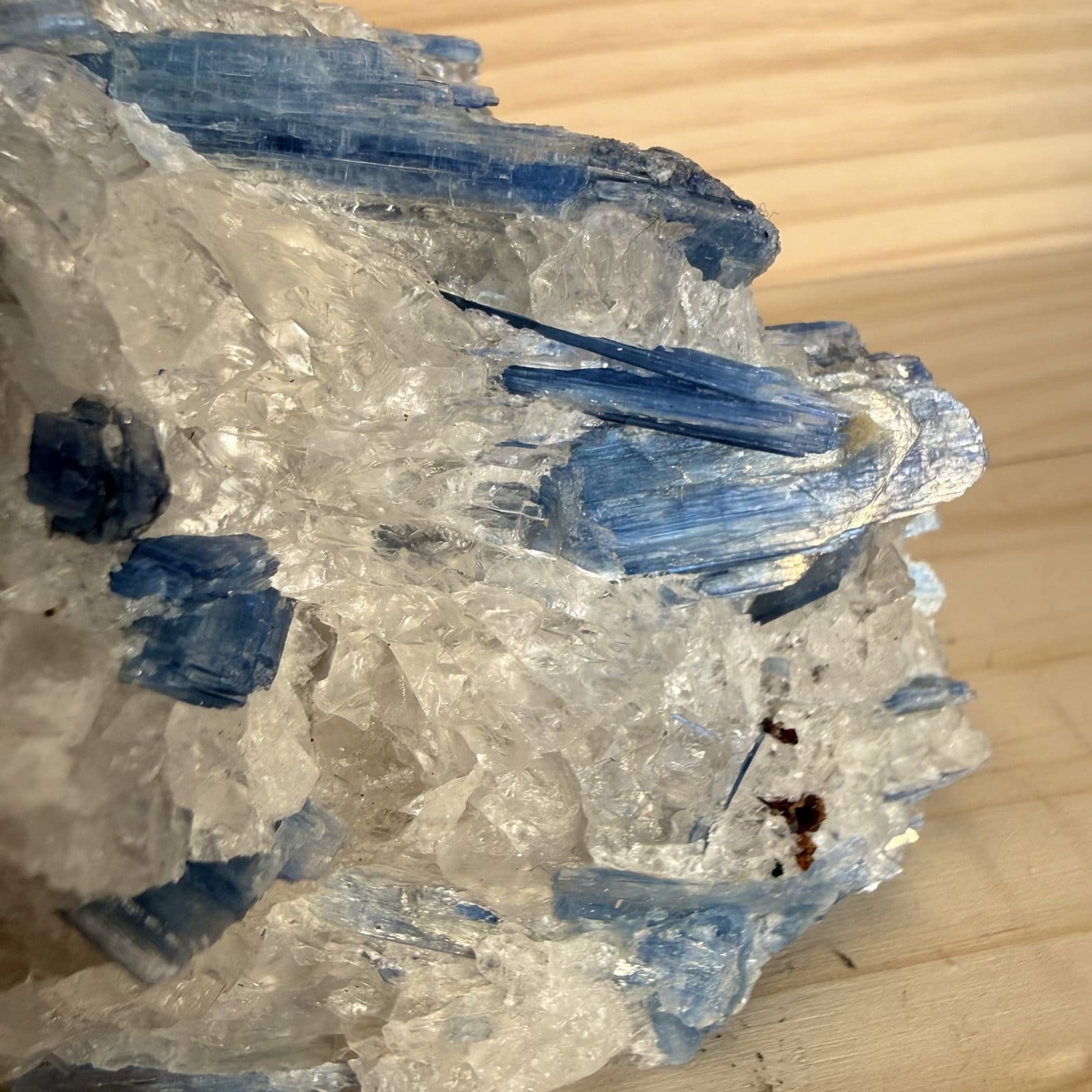 Kyaniet in kwarts cluster - 8 - Afbeelding 2