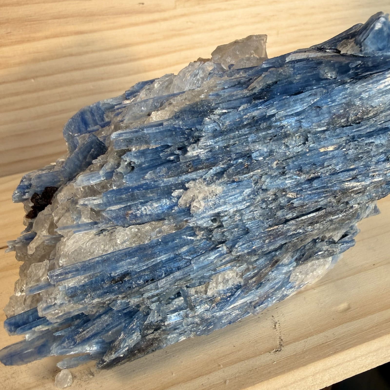 Kyaniet in kwarts cluster - 8 - Afbeelding 3