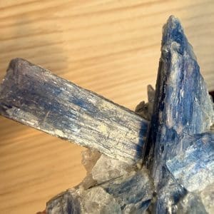 Alternative view of Kyaniet in kwarts cluster - 9