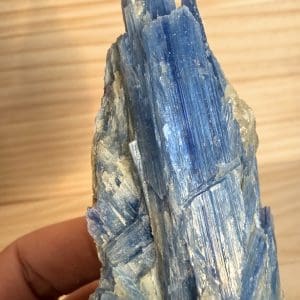 Alternative view of Kyaniet in kwarts cluster - 10