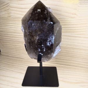 STATEMENT PIECE! Rookkwarts met rutielkwarts op kristal op standaard