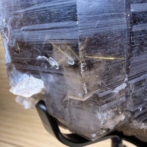 Alternative view of STATEMENT PIECE! Rookkwarts met rutielkwarts op kristal op standaard